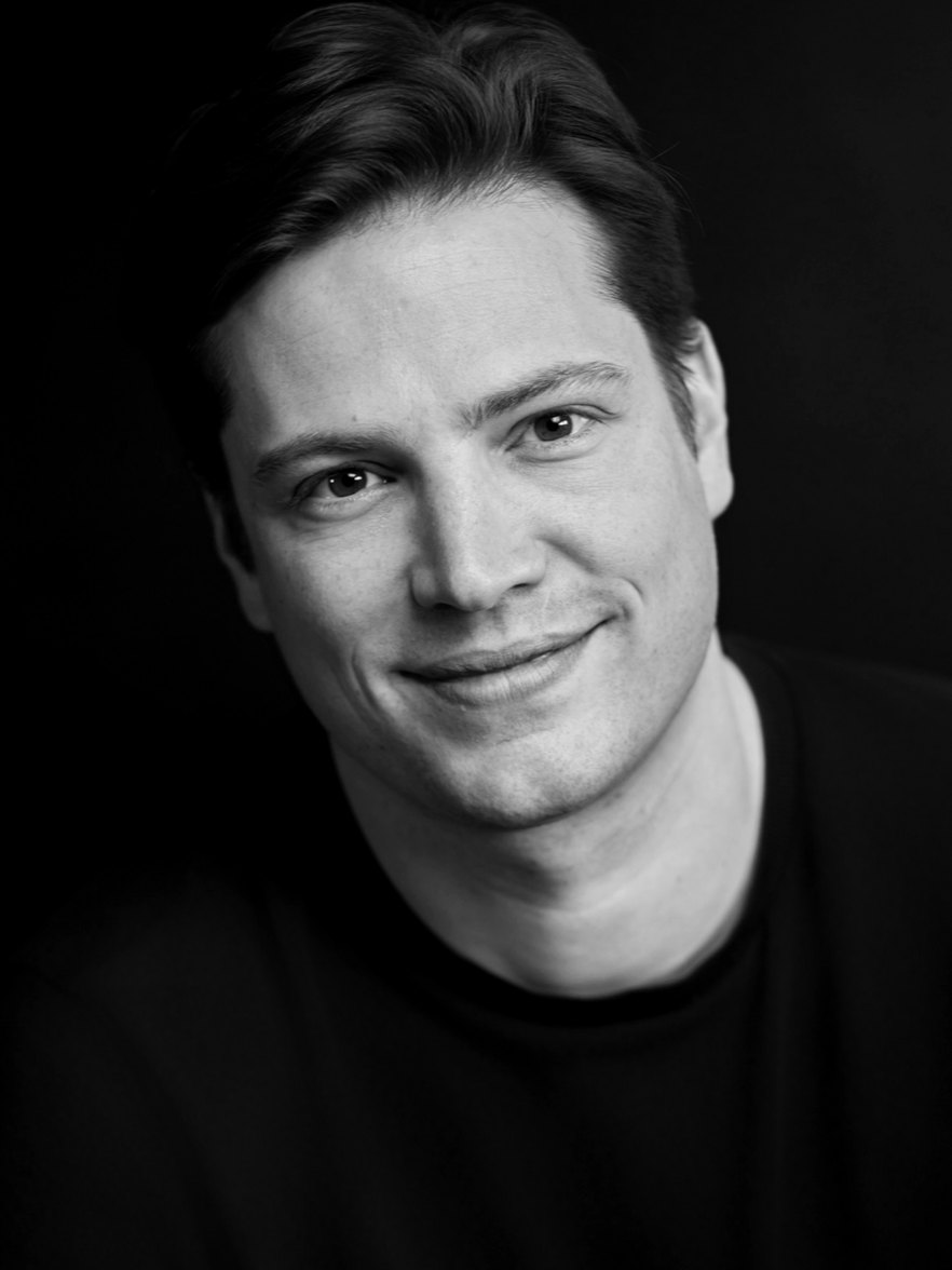 Portrait en noir et blanc de Ferdinand Delage, souriant.